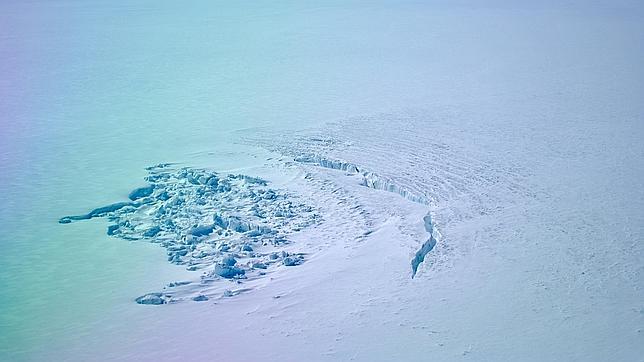 En abril de 2014, los investigadores sobrevolaron el suroeste de Groenlandia y descubrieron que un lago subglacial se había evaporado. Esta foto muestra el cráter que ha dejado así como una profunda grieta en el hielo