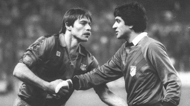 El azulgrana Migueli y el rojiblanco Fillol, en los cuartos de final de 1986