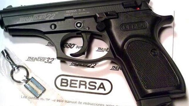 Pistola calibre 22 largo marca Bersa, arma que presuntamente utilizó el fiscal