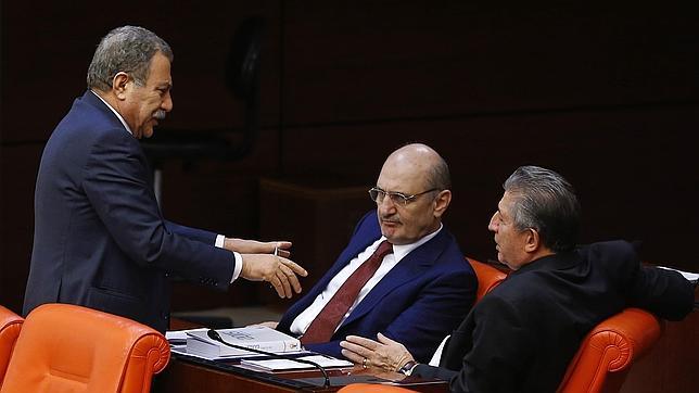 El Parlamento turco da carpetazo a la corrupción en medio de grandes tensiones