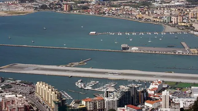 Imágen del aeropuerto que Gibraltar construyó en el Istmo que une el Peñón con La Línea de la Concepción, un territorio ocupado de manera ilegal por el Reino Unido desde el siglo XIX