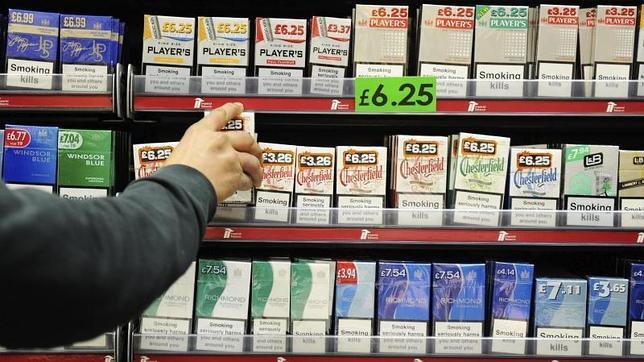 Reino Unido prohibirá que las cajetillas de tabaco muestren marcas comerciales en su exterior