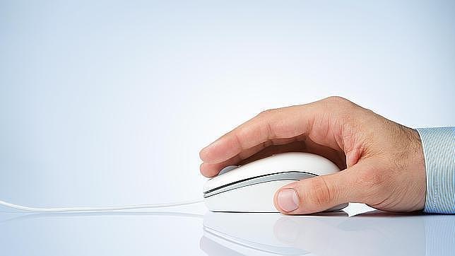Un usuario consulta su ordenador desde un ratón