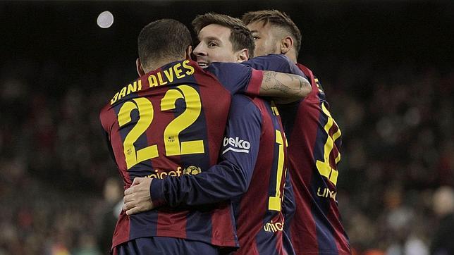 Messi es felicitado por Alves y Neymar