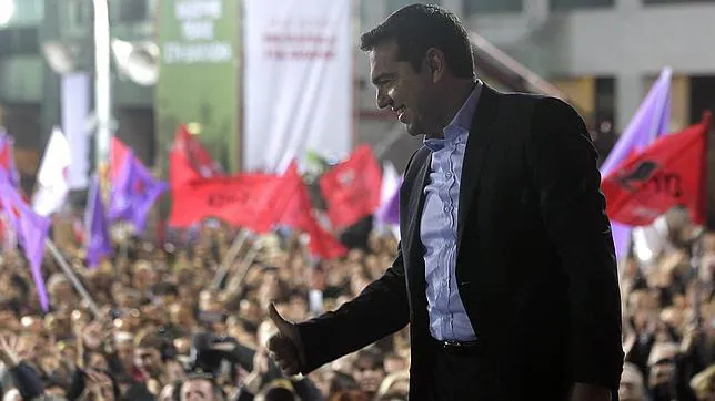 Alexis Tsipras saluda a sus seguidores en su cierre de campaña, este jueves en Atenas