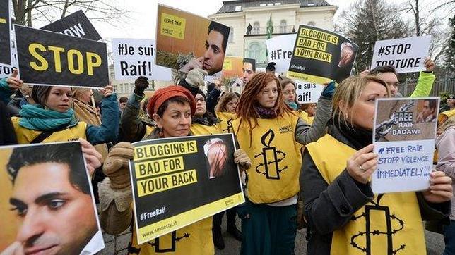Protesta ante la embajada saudí en Viena por la pena de latigazos contra el bloguero Raif Badawi