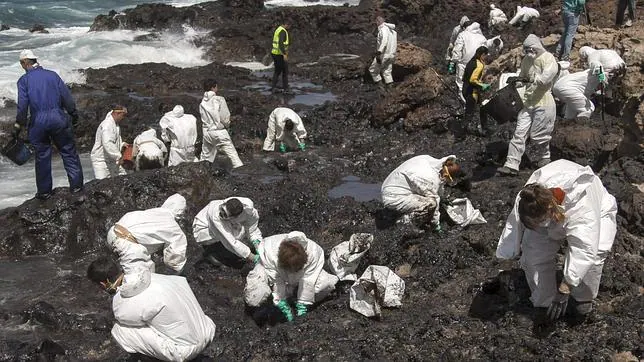 Voluntarios trabajaron en la limpieza de la costa del sureste de Gran Canaria tras un vertido de hidrocarburos