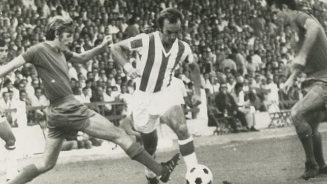 El madridista Verdugo corta un avance de Fermín ante la mirada de Grosso, en la última visita del Real Madrid al Arcángel en la 71-72, que terminó 2-2