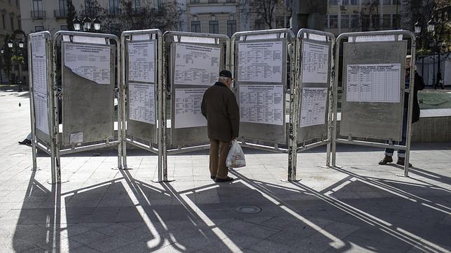 Un hombre lee en Atenas la información sobre las elecciones de este domingo en Grecia