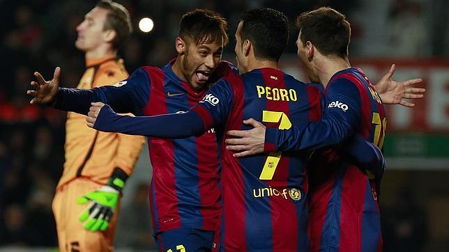 Neymar, Messi y Pedro celebran uno de los goles
