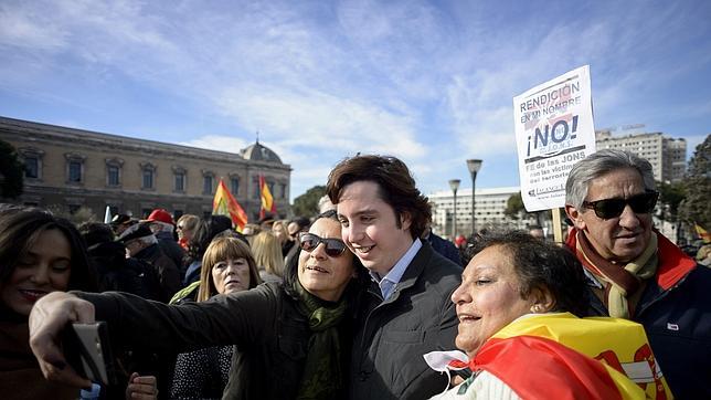 El «Pequeño Nicolás» se deja ver en la manifestación de la AVT