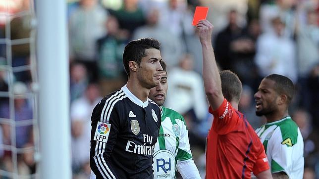 Ronaldo ve la tarjeta roja en Córdoba