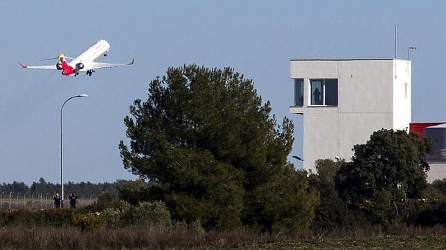 Imagen del despegue del primer avión desde el aeropuerto de Castellón