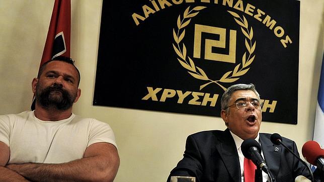 El líder del partido de extrema derecha griego Amanecer Dorado (centro)