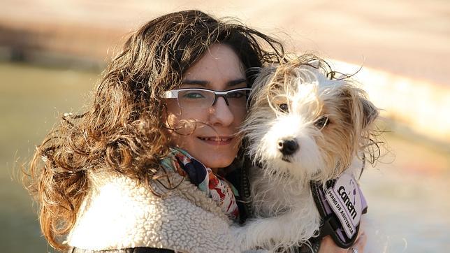 Lidia Nicuesa enferma de diabetes de Canem con su perra Cini, primera perra de asistencia médica de diabetes