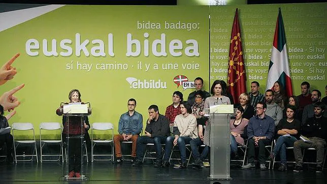 EH Bildu y EH Bai en un acto de presentación de su hoja de ruta a la independencia