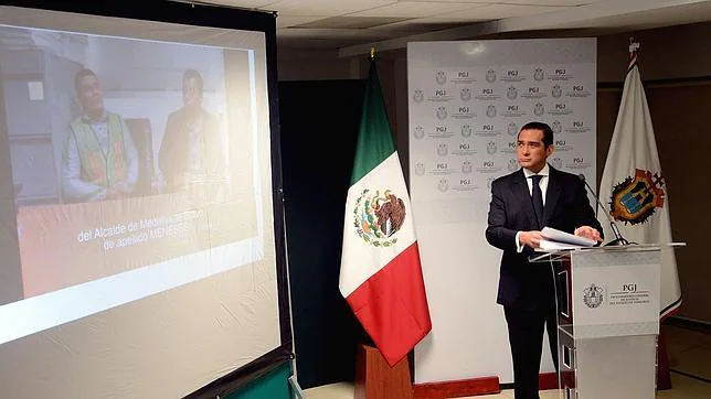 El procurador general de Justicia del Estado de Veracruz, Luis Ángel Bravo Contreras, durante la conferencia de prensa