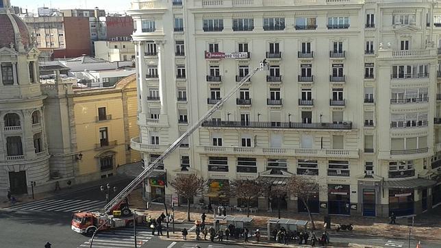 Los bomberos revisan una fachada de la plaza del Ayuntamiento en una imagen tomada este martes