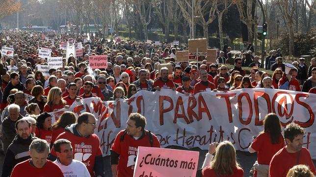 Enfermos de hepatitis C reclaman en una marcha el acceso a los nuevos y costosos tratamientos