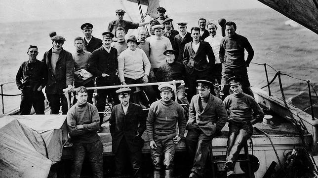 La odisea de Ernest Shackleton (a la derecha) terminó el 30 de agosto de 1916, cuando consiguió volver a la isla Elefante