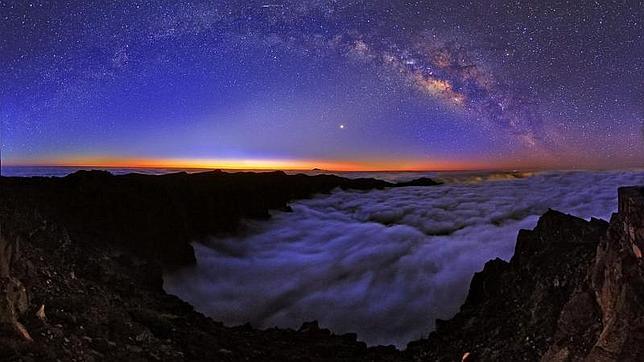 Amanecer en la Caldera de Taburiente, en La Palma, en la que se aprecia la Vía Láctea y el planeta Venus