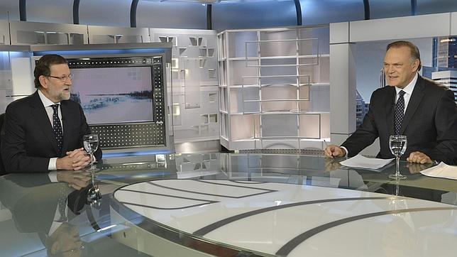 Mariano Rajoy, durante la entrevista en Telecinco con Pedro Piqueras, el lunes por la noche