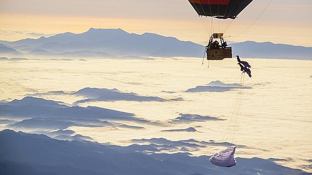 Se lanzan al vacío desde el cielo en un «tirachinas»