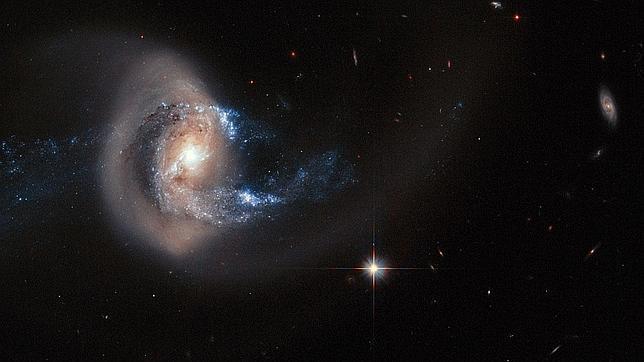 El Hubble espía el choque de dos galaxias