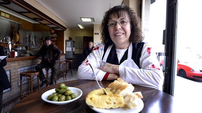 Josefina, la cocinera, posa con su tortilla de patata