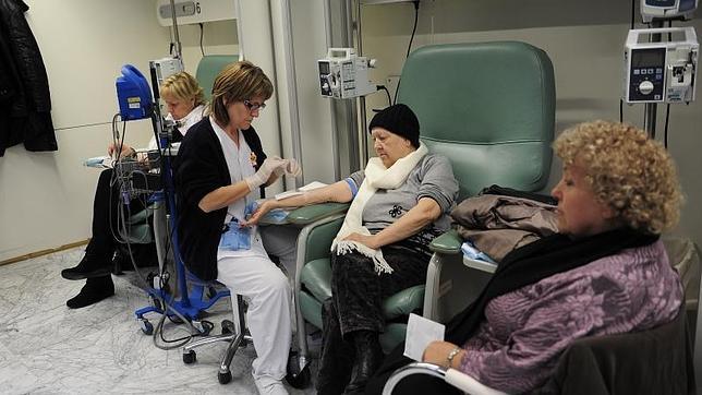 Pacientes con cáncer reciben tratamiento en el hospital Vall d'Hebron