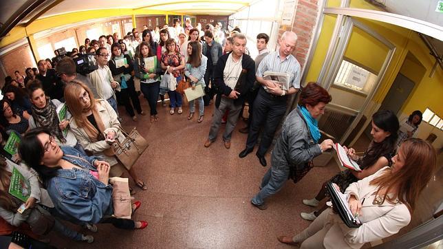 Aspirantes a maestro de Primaria se disponen a entrar en el aula.