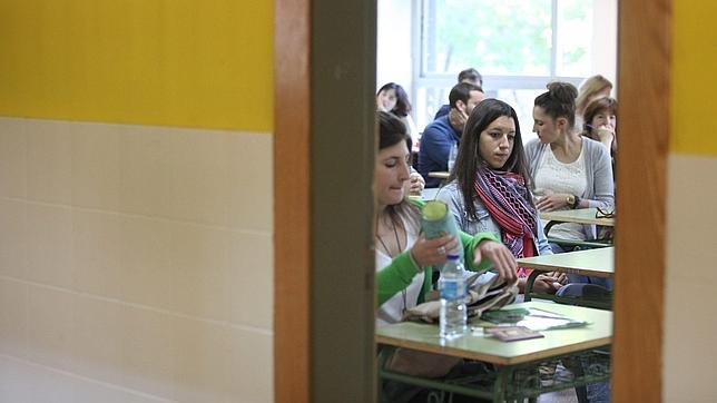 Opositores esperan para realizar la prueba de acceso a maestro.