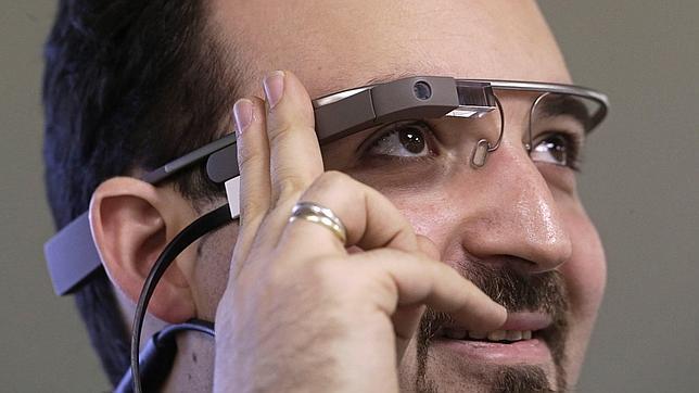 Maximiliano Firtman, desarrollador, muestra un prototip de Google Glass