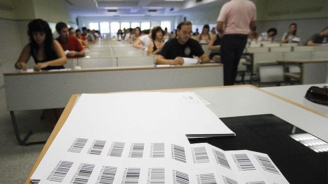 Alumnos realizan una prueba de acceso a maestro en una imagen de archivo.