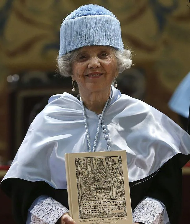 La escritora Elena Poniatowska, Premio Cervantes 2013, durante su investidura como doctora honoris causa por la Universidad Complutense de Madrid