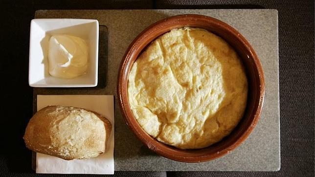 Tortilla velazqueña, con patata pochada, huevo y yema de huevo