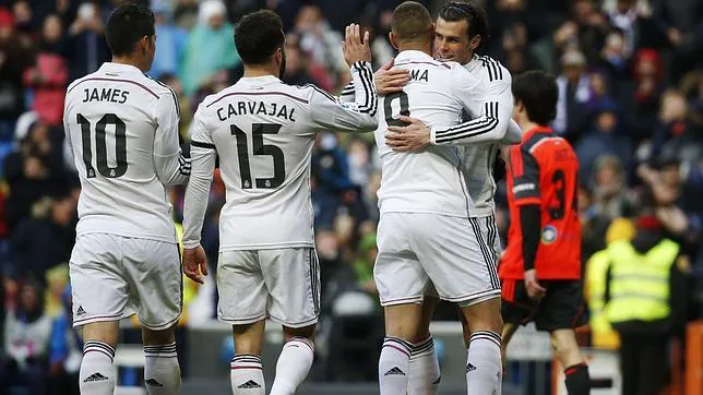 Bale es abrazado por Benzema, que remató el 3-1 gracias al pase perfecto del galés