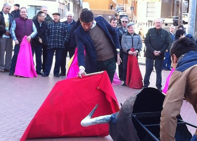 El diestro catalán Serafín Marín deleitó a los asistentes con unos pases de muleta en plena calle