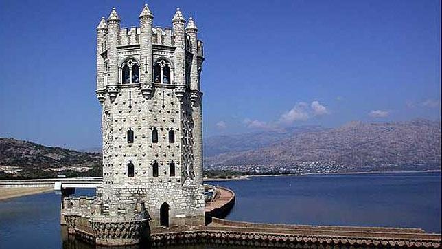 La centenaria torre que «flota» sobre el embalse de Manzanares el Real