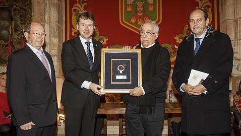 Burgos reconoce la trayectoria de su cineasta Giménez Rico