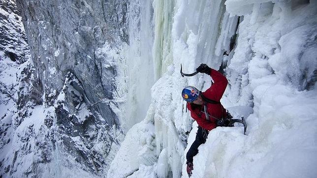 Espectacular escalada en hielo en las cataratas del Niágara