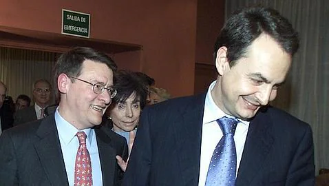Sevilla y Zapatero en 2004 en un acto preelectoral del PSOE/JAIME GARCÍA