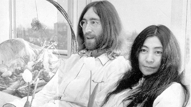 John Lennon y Yoko Ono, en la cama matrimonial instalada en el piso 9º del hotel Hilton, durante su manifestación "Ly-in" de siete días