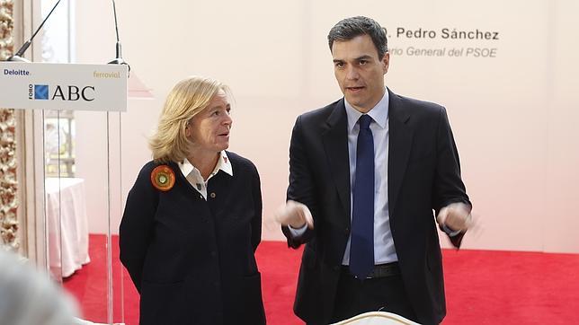 Catalina Luca de Tena y Pedro Sánchez, en el foro ABC