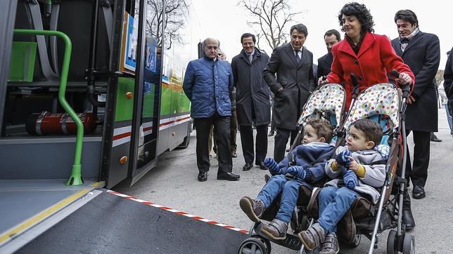 Los autobuses de la región permitirán viajar con carritos de bebé dobles