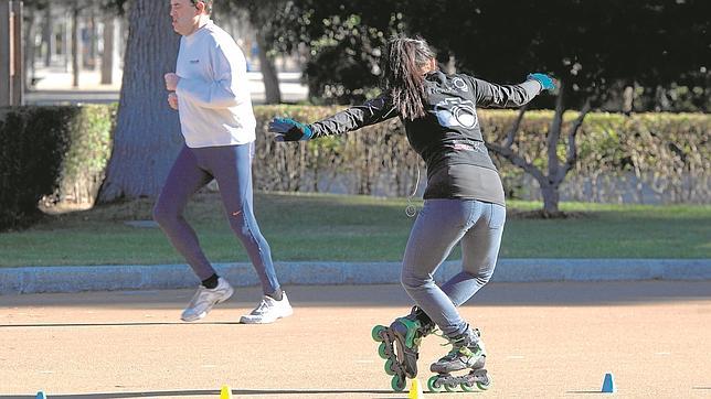 Marianna practica piruetas con los patines en línea