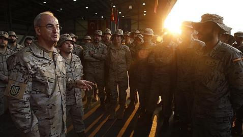 El jefe del Mando de Operaciones, almirante López Calderón, con el contingente /EFE