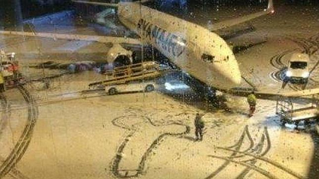 La nieve ha llegado al las instalaciones aeroportuarias