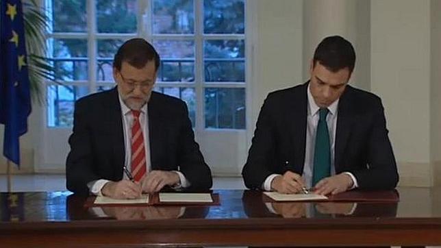Pedro Sánchez y Mariano Rajoy firman el pacto en La Moncloa