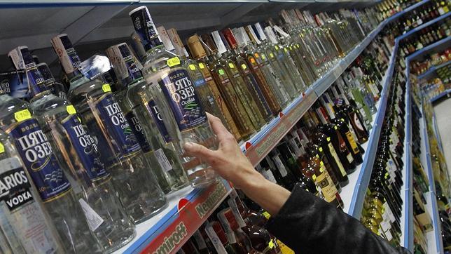 Rusia baja el precio del vodka mientras eleva el de los productos básicos